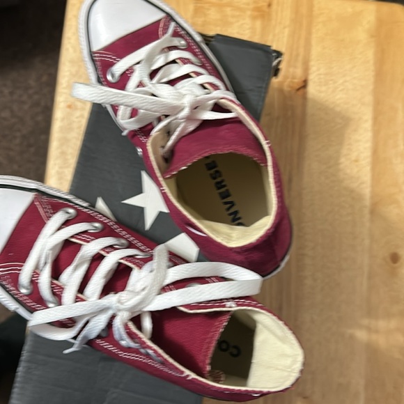 Converse high tops Burgundy in color - Picture 3 of 3